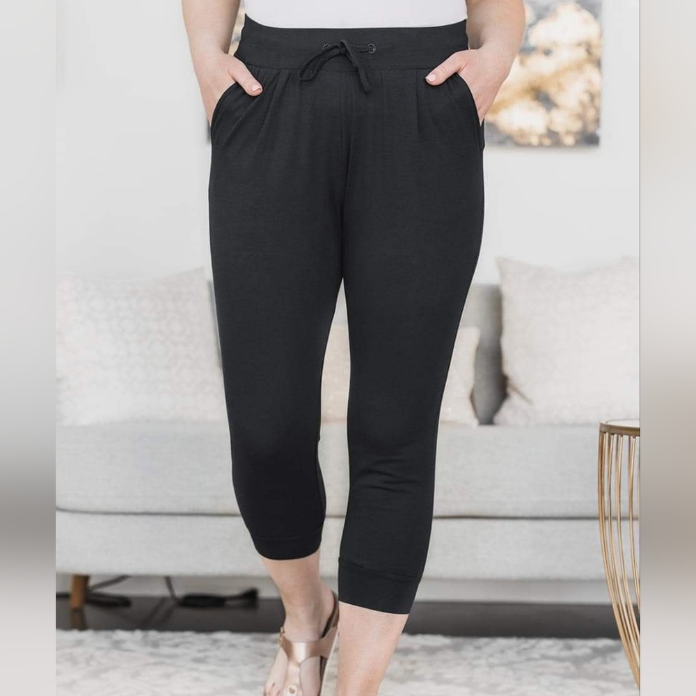 Jacqueline de Yong Black Capri Joggers large